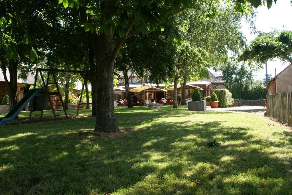 Les Roulottes & Cottages Du Moulin Chenillé-Changé エクステリア 写真