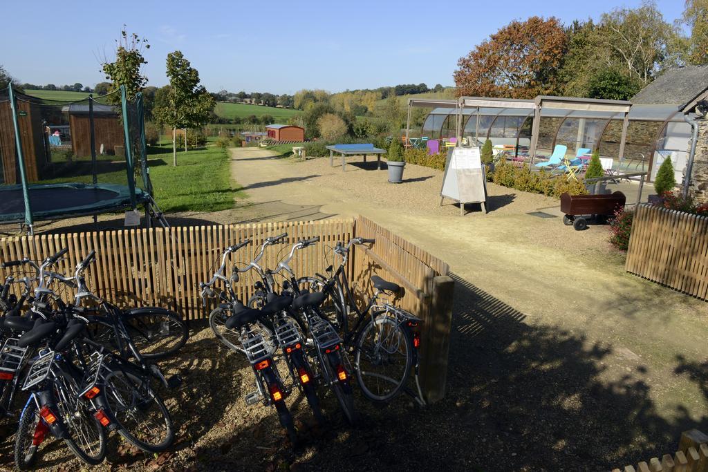 Les Roulottes & Cottages Du Moulin Chenillé-Changé エクステリア 写真