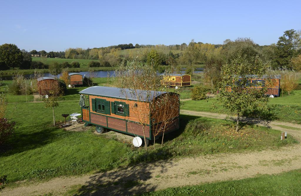 Les Roulottes & Cottages Du Moulin Chenillé-Changé エクステリア 写真