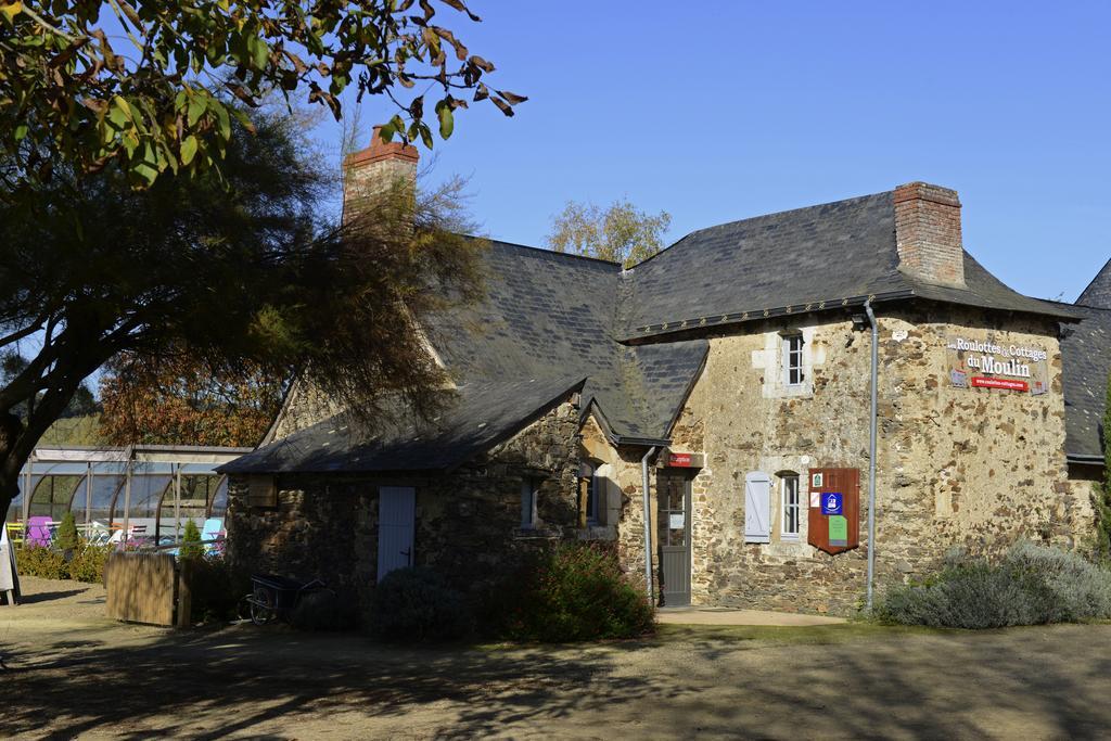 Les Roulottes & Cottages Du Moulin Chenillé-Changé エクステリア 写真