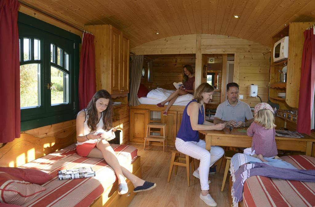Les Roulottes & Cottages Du Moulin Chenillé-Changé エクステリア 写真